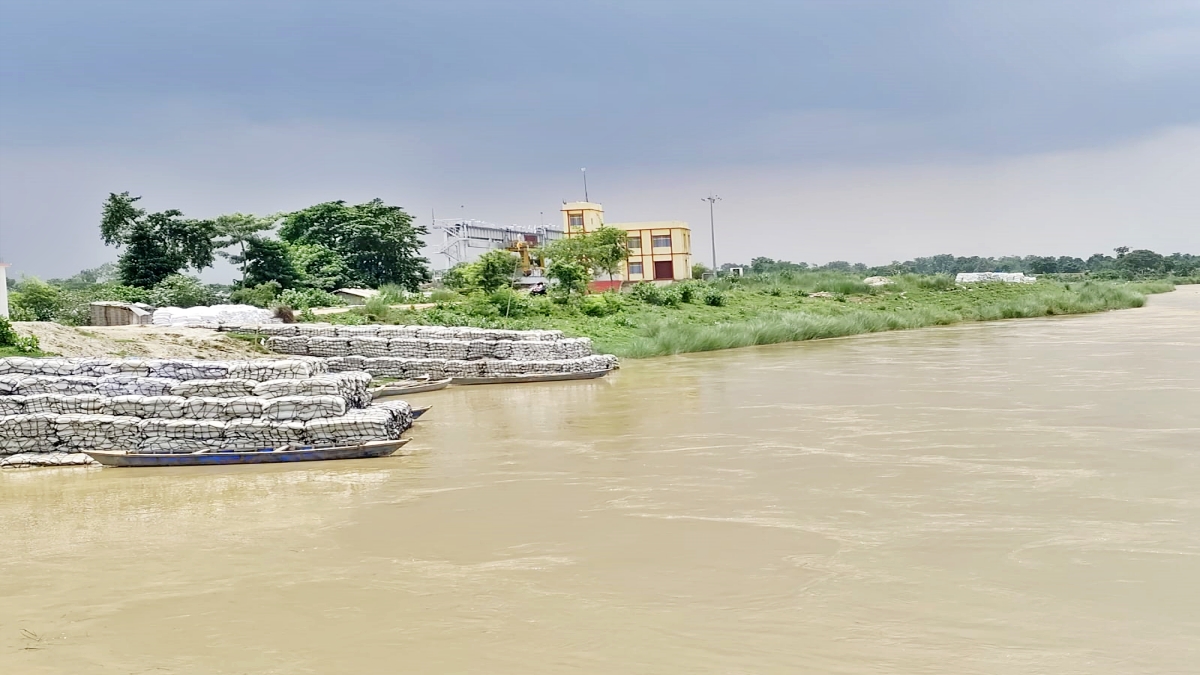 बेलवाघाट में निर्माणाधीन डैम के सुरक्षा तटबंध में रिसाव शुरू