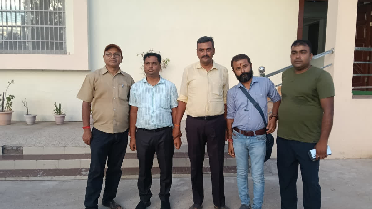 मधुबनी में घूस लेते रंगेहाथ धराए सीओ और नाजिर