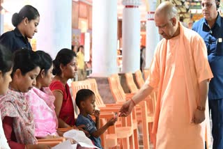 गोरखपुर में फरियादियों से मिले सीएम योगी