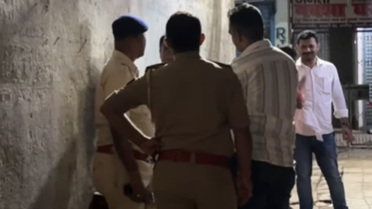 The Maharashtra STF and Vaishali Police conducted an overnight raid on a cyber cafe in Hajipur as part of the investigation into the TET paper leak.