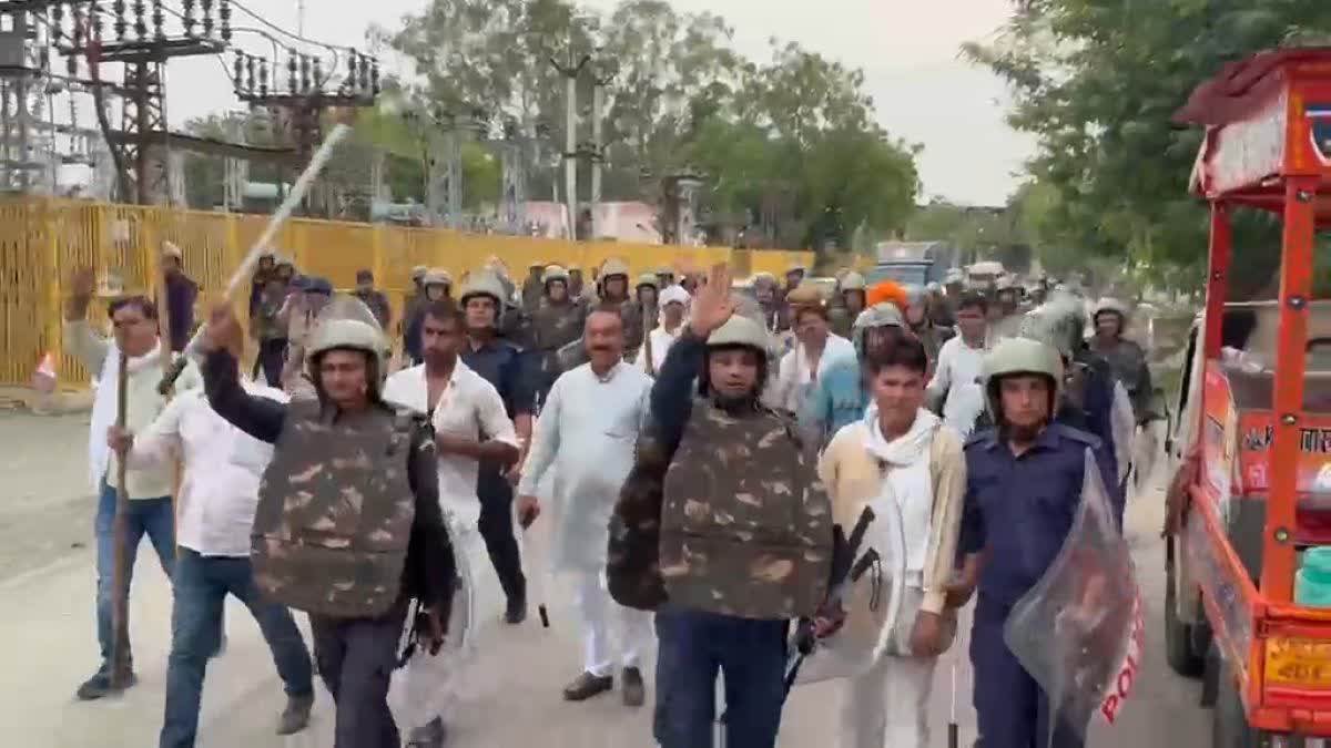 आंदोलन के दौरान लोगों ने पत्थर फेंके