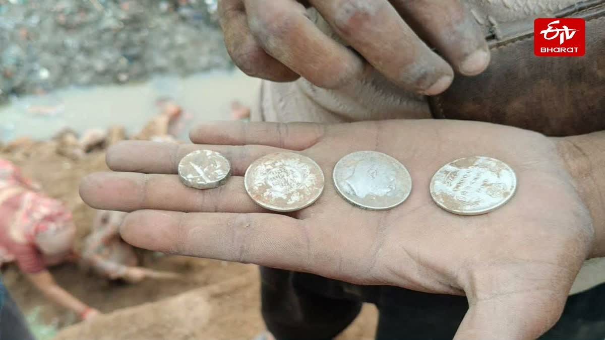 झांसी में खुदाई के दौरान मिले धातु के सिक्के.