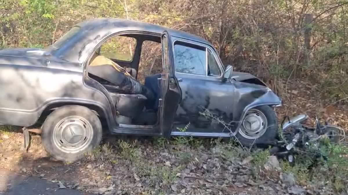 40-year-old man was murdered while his five-year-old son died in a road mishap near Tirunelveli in Tamil Nadu. Kalimuthu, a resident of Ambasamudram area in Tirunelveli district, was travelling towards Kallidaikurichi on a two-wheeler with his sons
