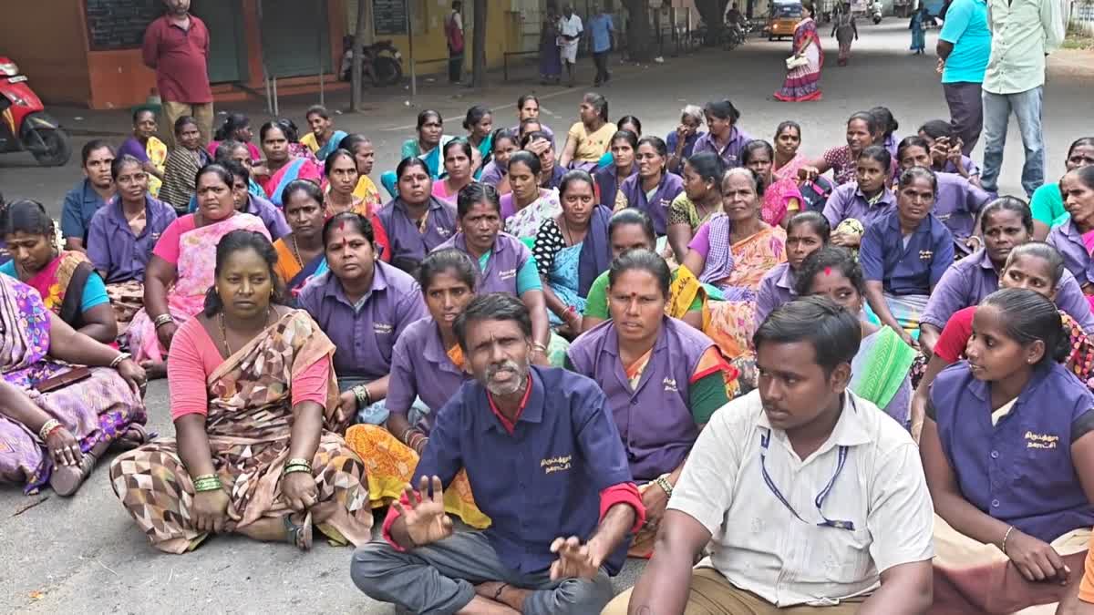 போராட்டத்தில் ஈடுபட்ட தூய்மைப் பணியாளர்கள்