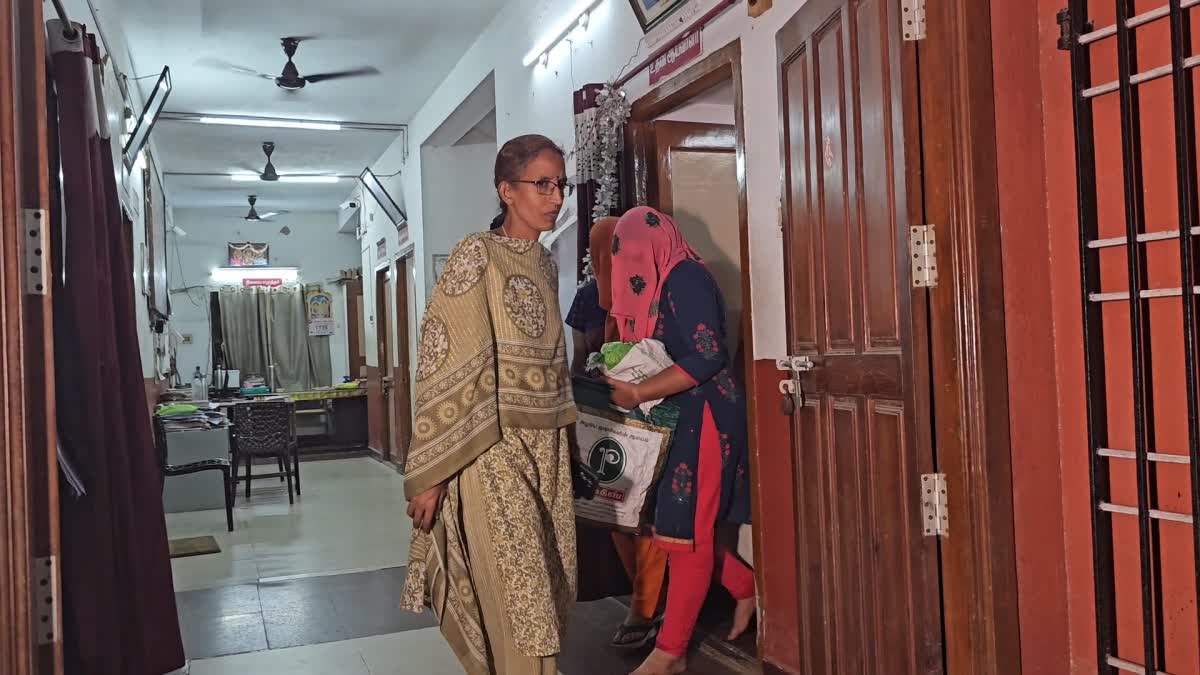 கைது செய்யப்பட்டு பெண் காவலர்கள் அழைத்துச் செல்லப்படும் காட்சி