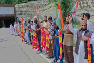 امرناتھ یاتریوں کے پہلے جتھے کا کشمیر میں داخل ہونے پر کیا گیا والہانہ استقبال