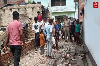जर्जर दीवार गिरने से भाई-बहन की मौत