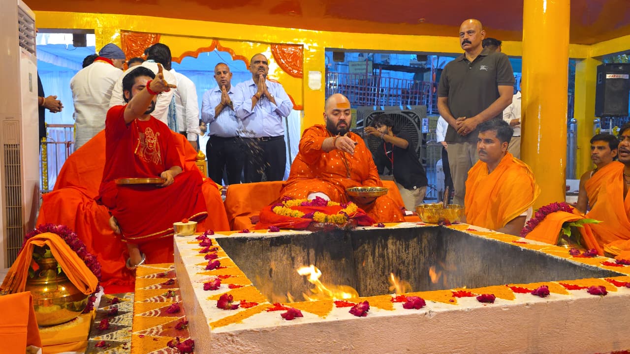 ANANT AMBANI WORSHIP BAGESHWAR