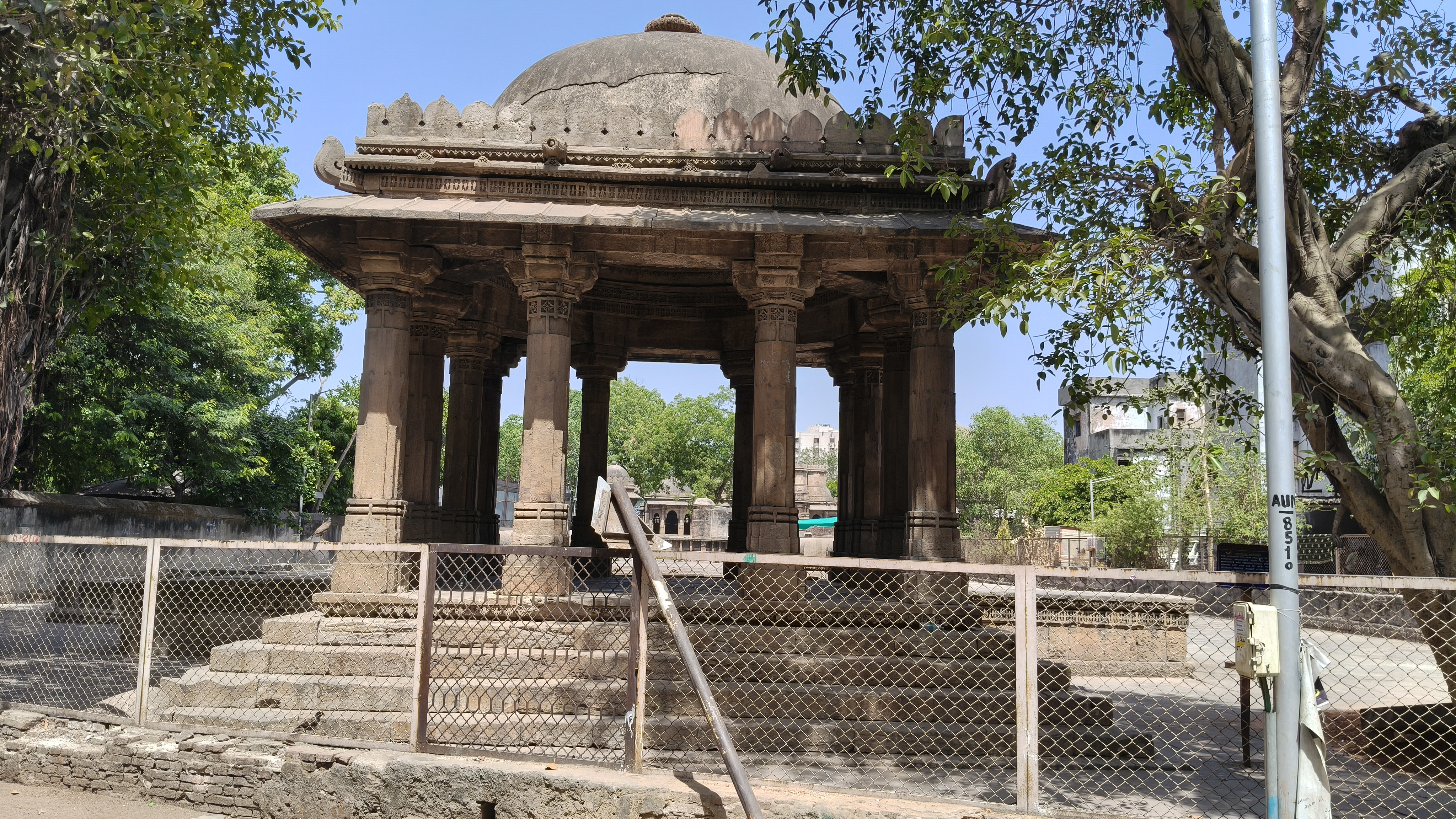 અમદાવાદના અસારવા વિસ્તારમાં આવેલી છે દાદા હરિની વાવ