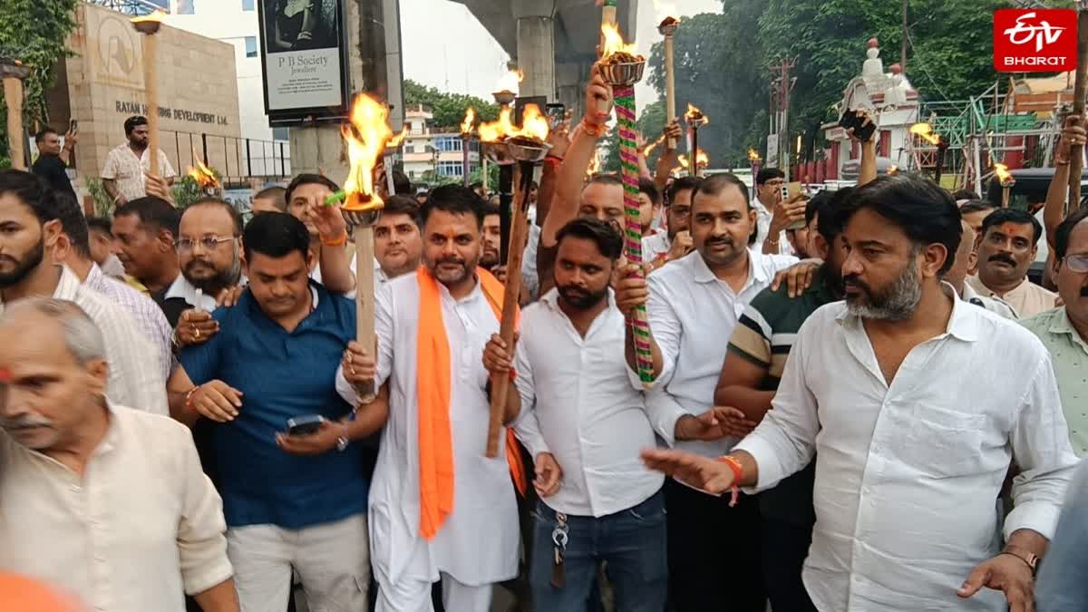 कानपुर में निकाला मशाल जुलूस.