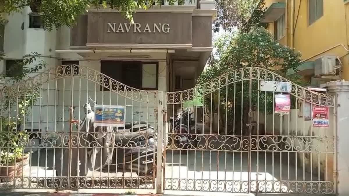 நகை மற்றும் பணம் திருட்டுபோன வீடு