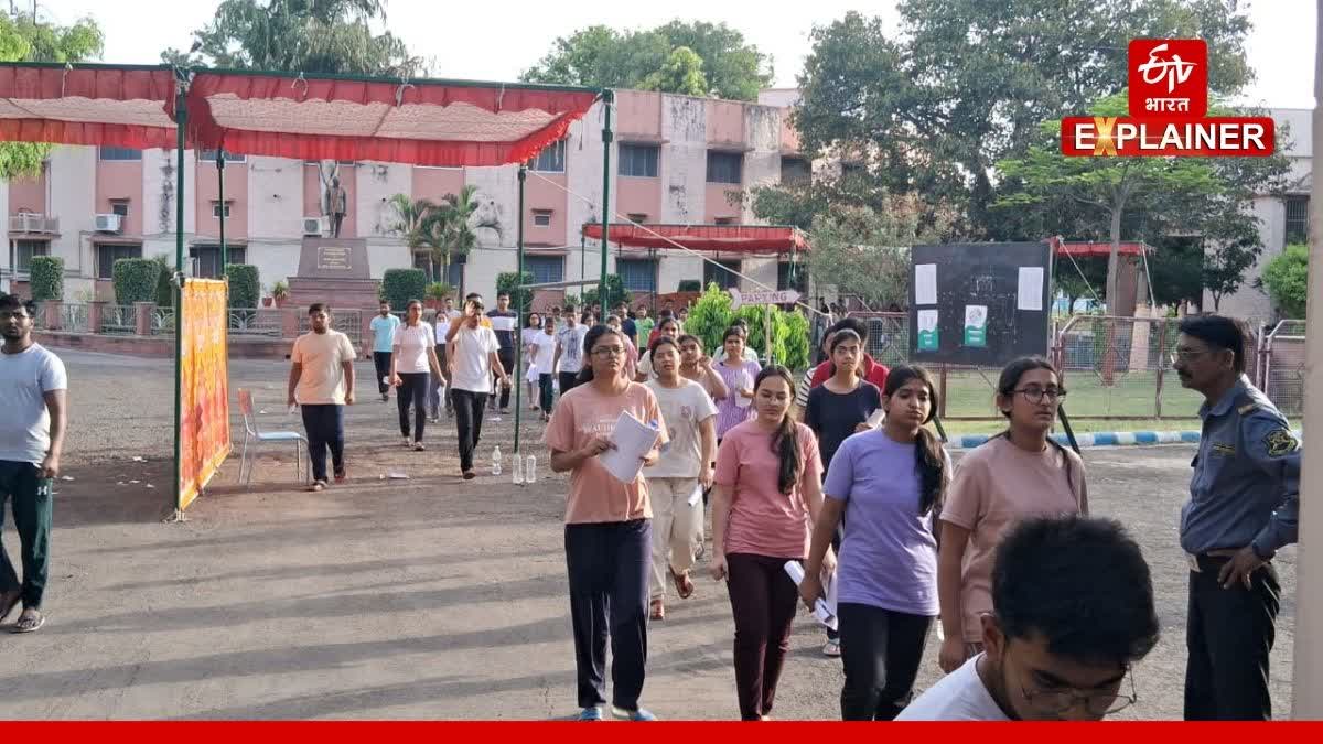 परीक्षा देकर निकलते छात्र