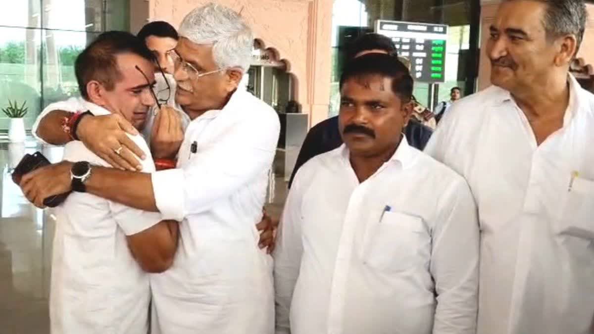 मंत्री ने लगाया गले