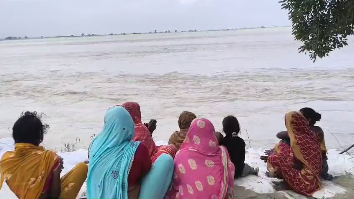 Women singing in front of Ganga River