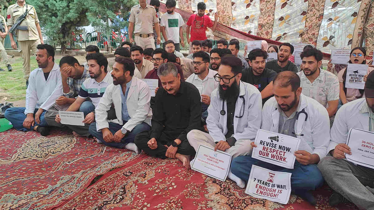 جی ایم سی اننت ناگ کے احتجاجی انٹرن ڈاکٹروں سے اپنی پارٹی کا اظہارِ یکجہتی، جائز مطالبات فوری حل کرنے کا مطالبہ ریاستی درجہ بحال کرنے کے لیے تمام سیاسی جماعتوں کا متحد ہونا ضروری: عبدالغنی وکیل