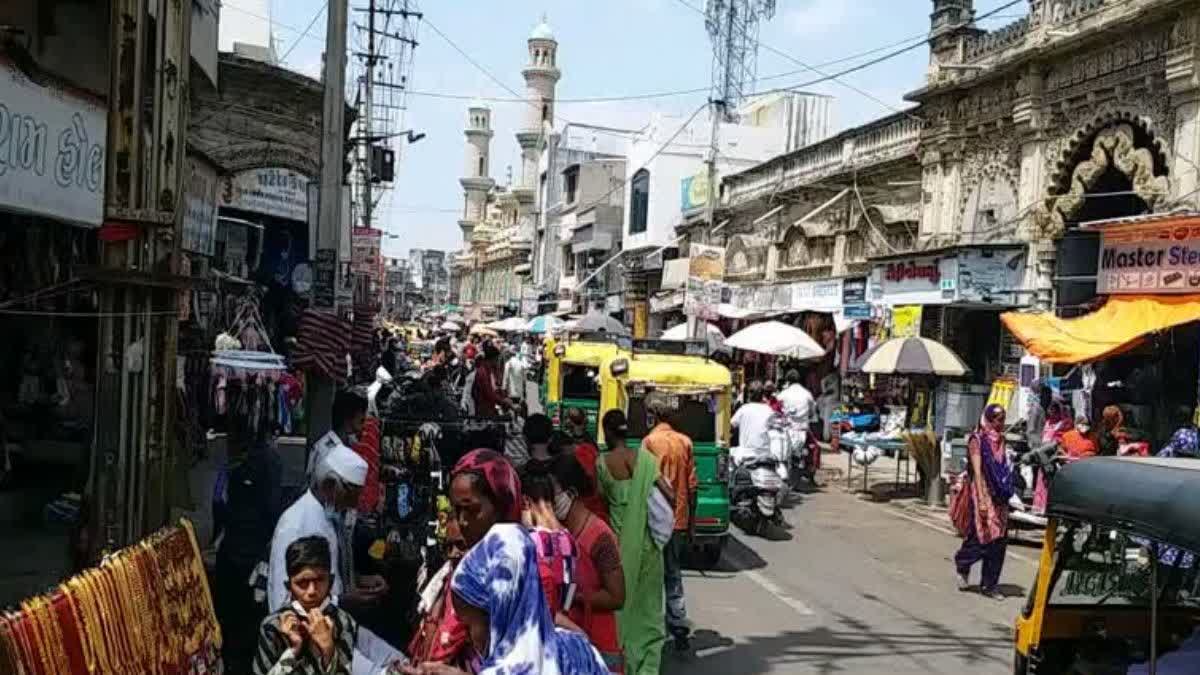 અરજી પ્રમાણે, ફૂટપાથ પર પાર્કિંગ, વેપાર, બાંધકામ સામગ્રી સહિતના અવરોધોને કારણે રાહદારીઓ રસ્તા પર ચાલવા મજબૂર બને છે અને અકસ્માતનું જોખમ વધી રહ્યું છે