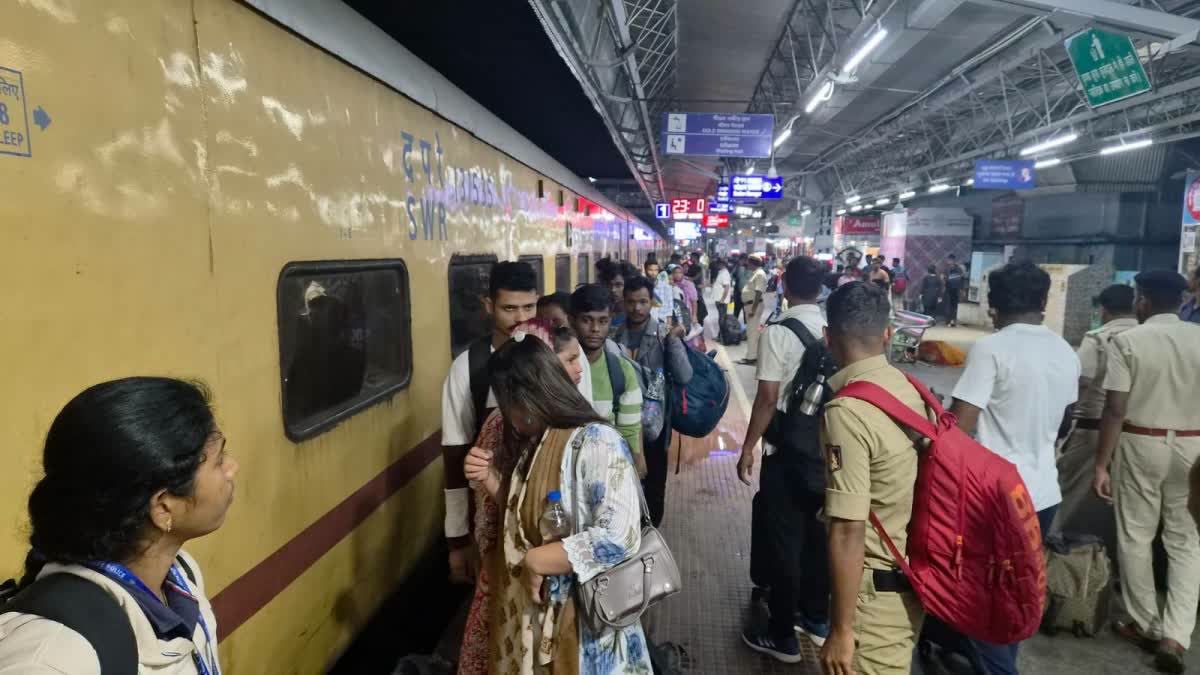 The Bangladeshi nationals disemberk from the Bengaluru-Howrah Superfast Express at Malda.