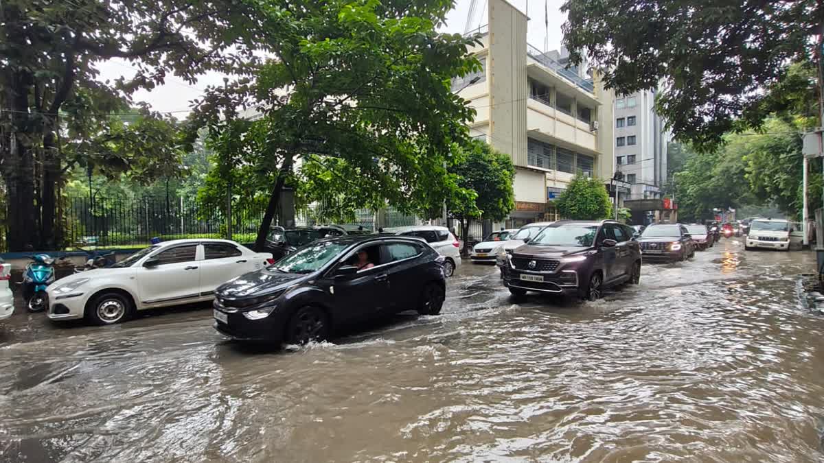 Heavy rain lashes Kolkata