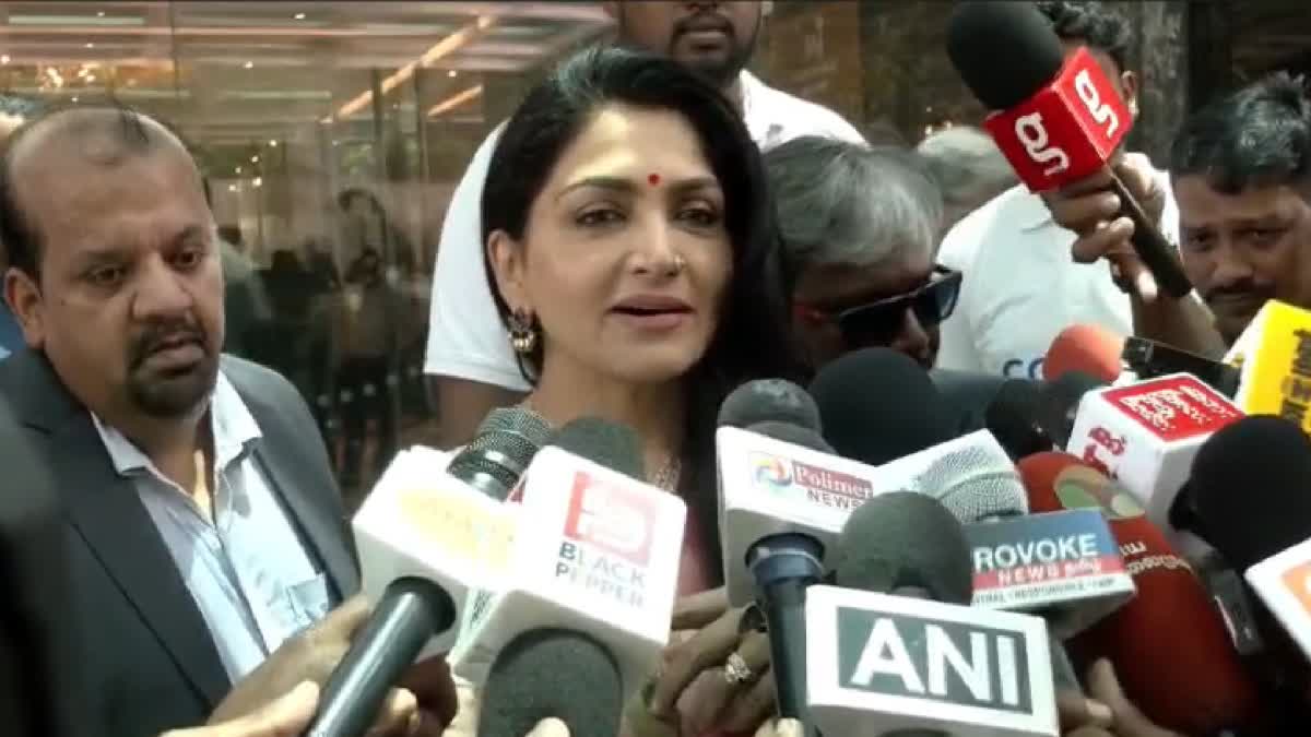 நடிகை குஷ்பு சுந்தர்