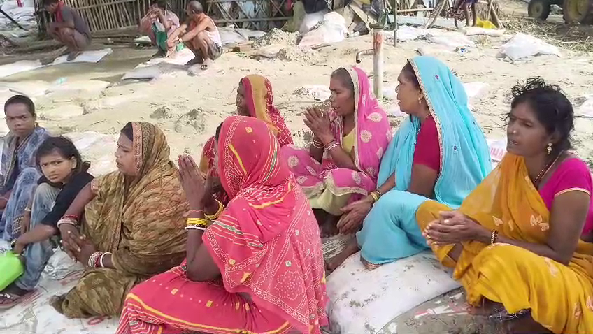 Women singing in front of Ganga River