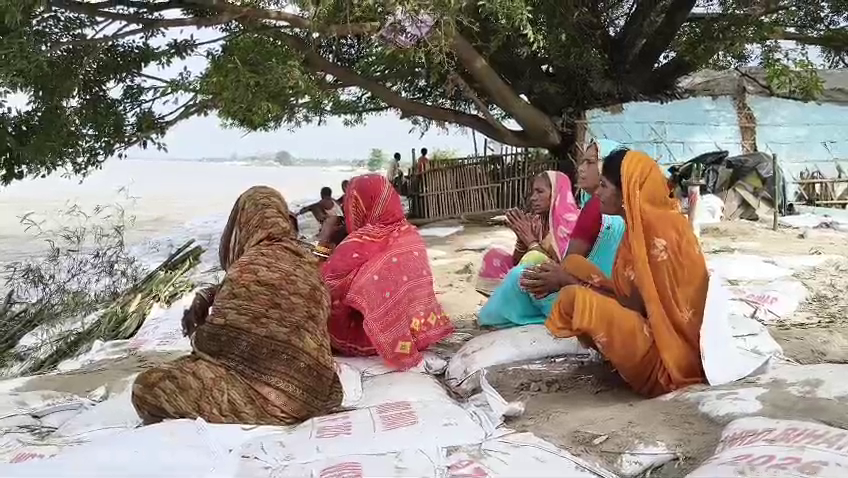 Women singing in front of Ganga River