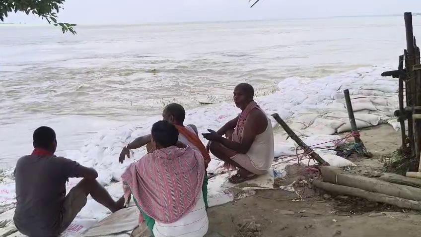 Women singing in front of Ganga River