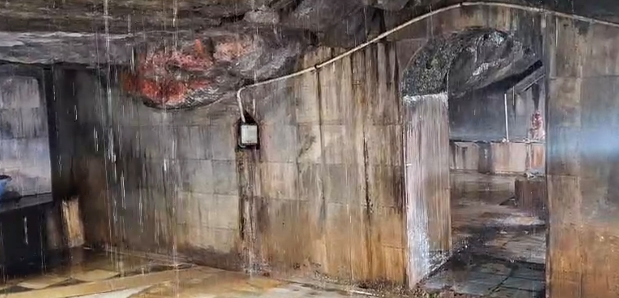 वर्षभर झिरपत राहणारी जलधारा