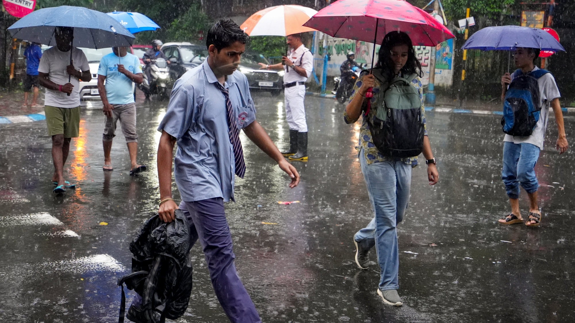 Heavy rain lashes Kolkata