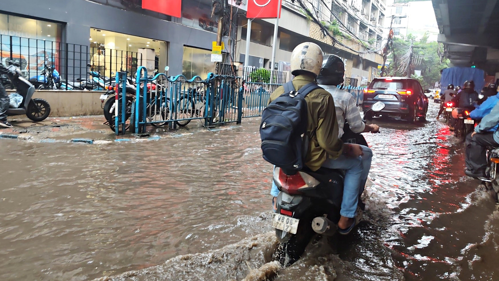 Heavy rain lashes Kolkata