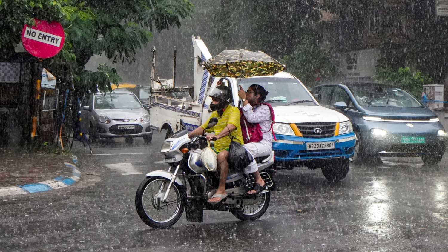 Heavy rain lashes Kolkata