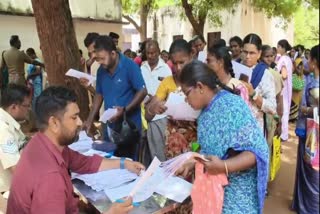 FQL-ல் முதலீடு செய்தவர்கள் வரிசையில் நின்றவாறு புகார் அளித்த காட்சி