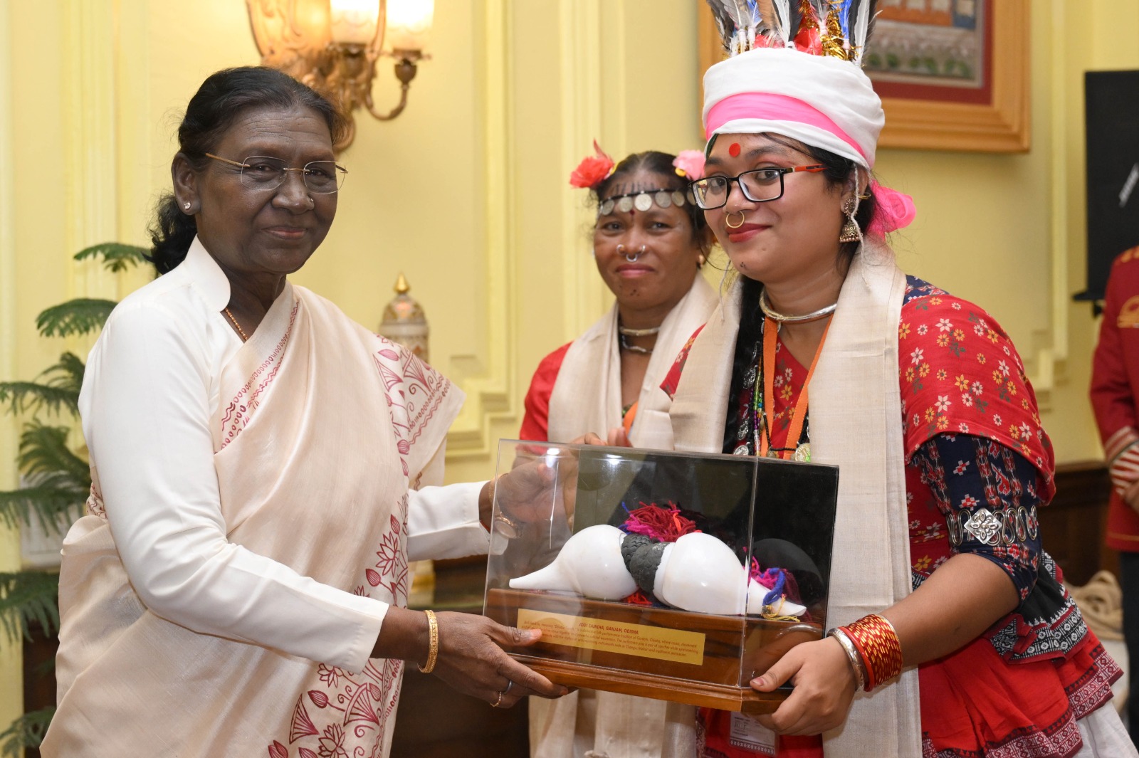 A group of artists from the Ganjam and Gajapati districts of Odisha met President Smt. Droupadi Murmu at Rashtrapati Bhavan.