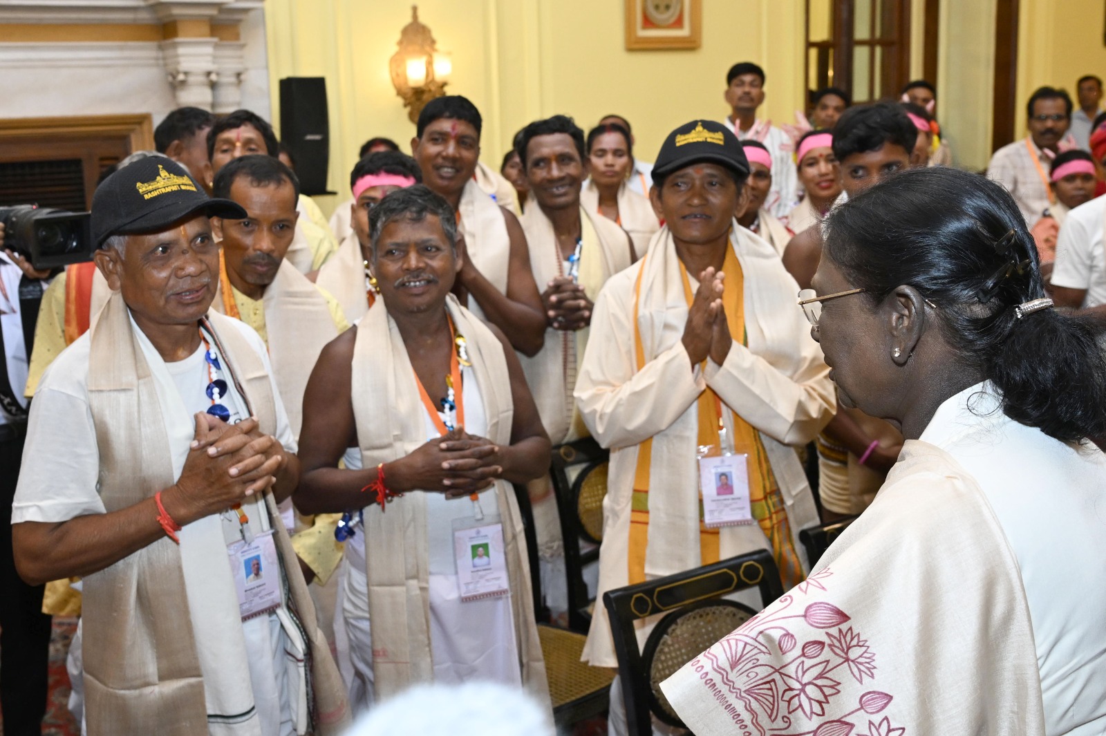 A group of artists from the Ganjam and Gajapati districts of Odisha met President Smt. Droupadi Murmu at Rashtrapati Bhavan.
