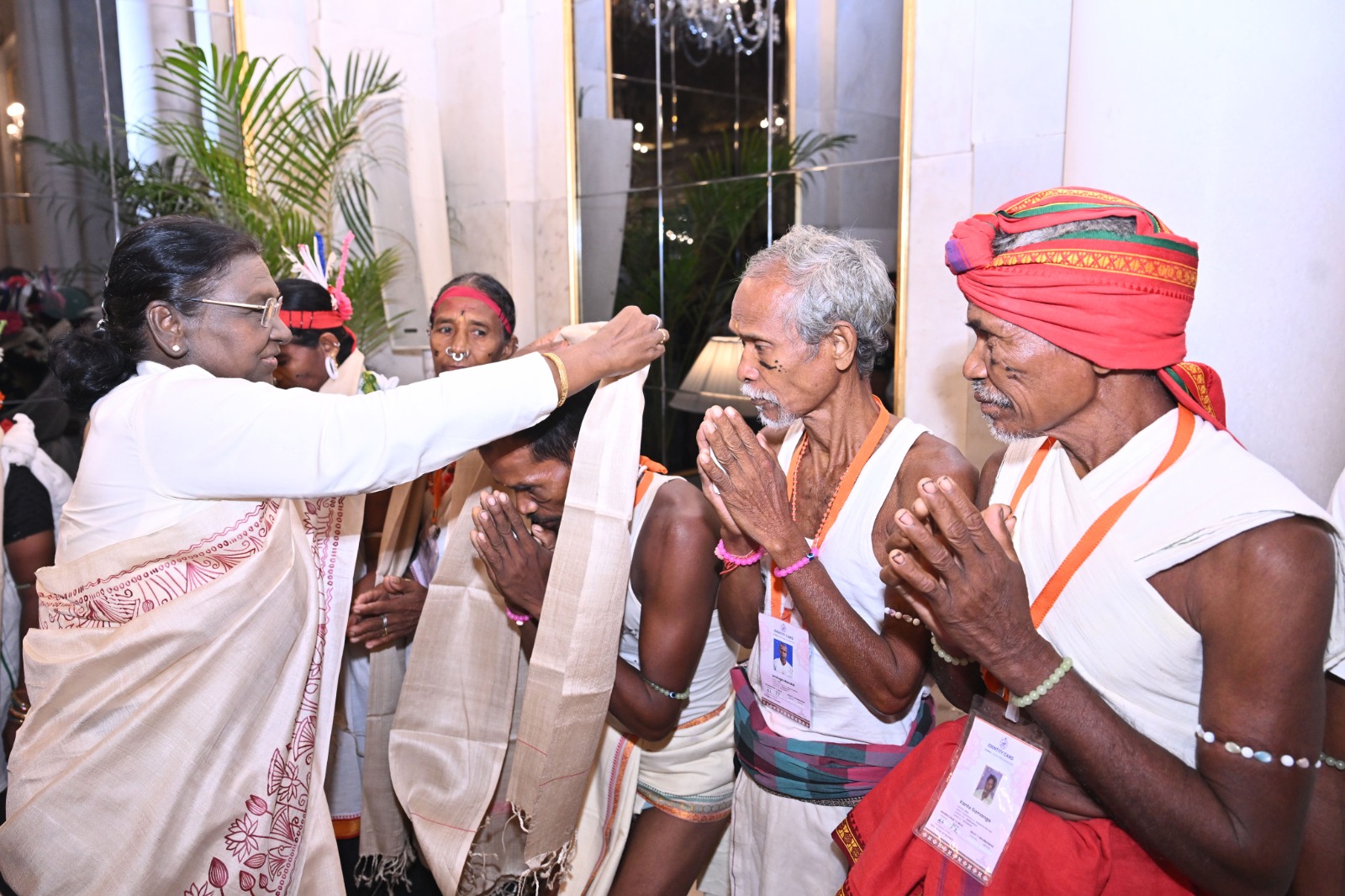 A group of artists from the Ganjam and Gajapati districts of Odisha met President Smt. Droupadi Murmu at Rashtrapati Bhavan.