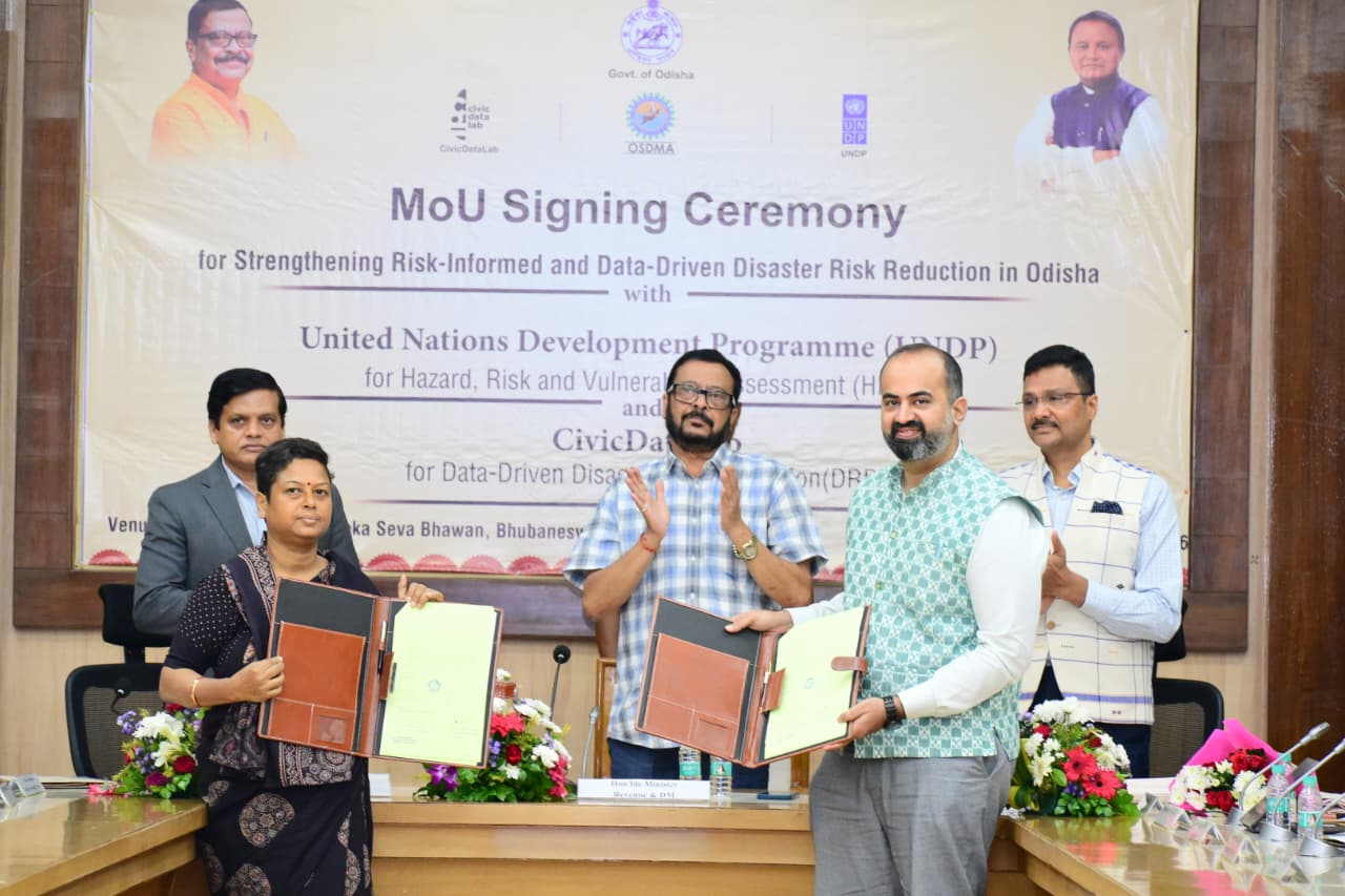 ଲୋକସେବା ଭବନ କନଭେନସନ ସେଣ୍ଟରରେ ରାଜସ୍ୱ ଓ ବିପର୍ଯ୍ୟୟ ପରିଚାଳନା ମନ୍ତ୍ରୀ ସୁରେଶ ପୂଜାରୀ, ୟୁଏନ୍‌ଡିପି ଭାରତର ଆବାସିକ ପ୍ରତିନିଧି ଆଞ୍ଜେଲା ଲୁସିଗି ଏବଂ ସିଭିକ୍ ଡାଟା ଲ୍ୟାବର ନିର୍ଦ୍ଦେଶକ ତଥା ସହପ୍ରତିଷ୍ଠାତା ଗୌରବ ଗୋଧୱାନୀଙ୍କ ଉପସ୍ଥିତିରେ ଏହି ଚୁକ୍ତିନାମା ସ୍ୱାକ୍ଷରିତ ହୋଇଛି ।