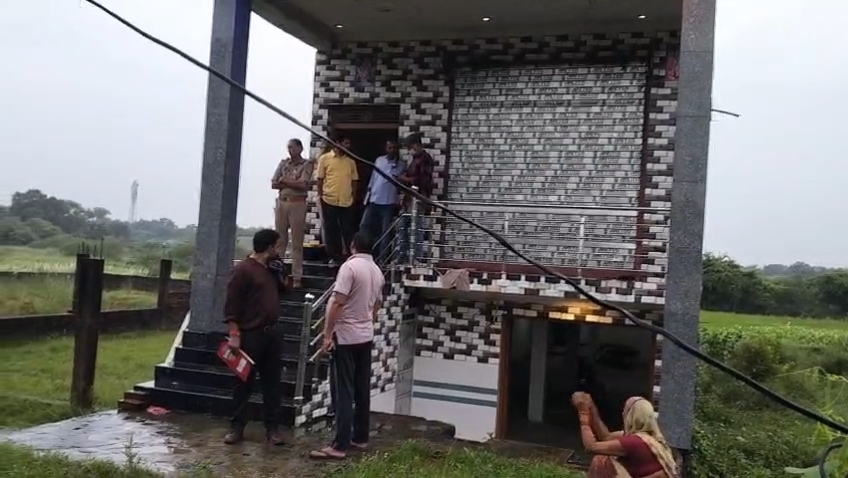 घटनास्थल पर पहुंची पुलिस टीम व पड़ोसी.