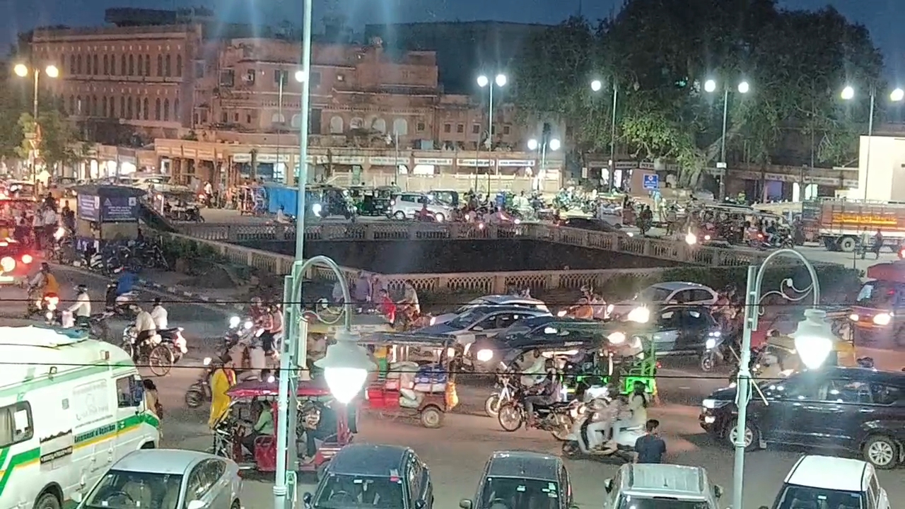 लगातार बढ़ रही पार्किंग की समस्या,