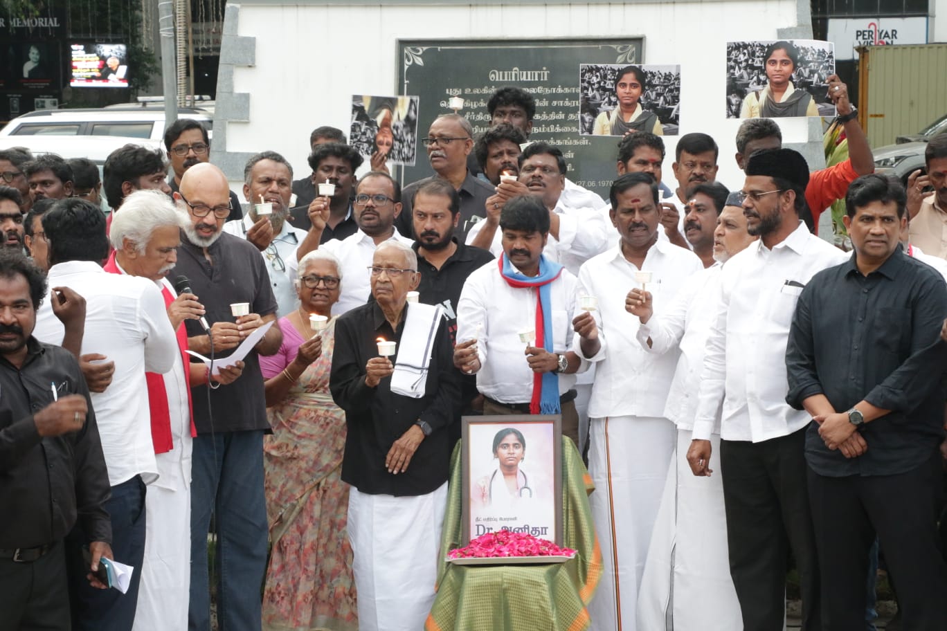 அனிதாவிற்கு சுடர் ஏந்தி அஞ்சலி