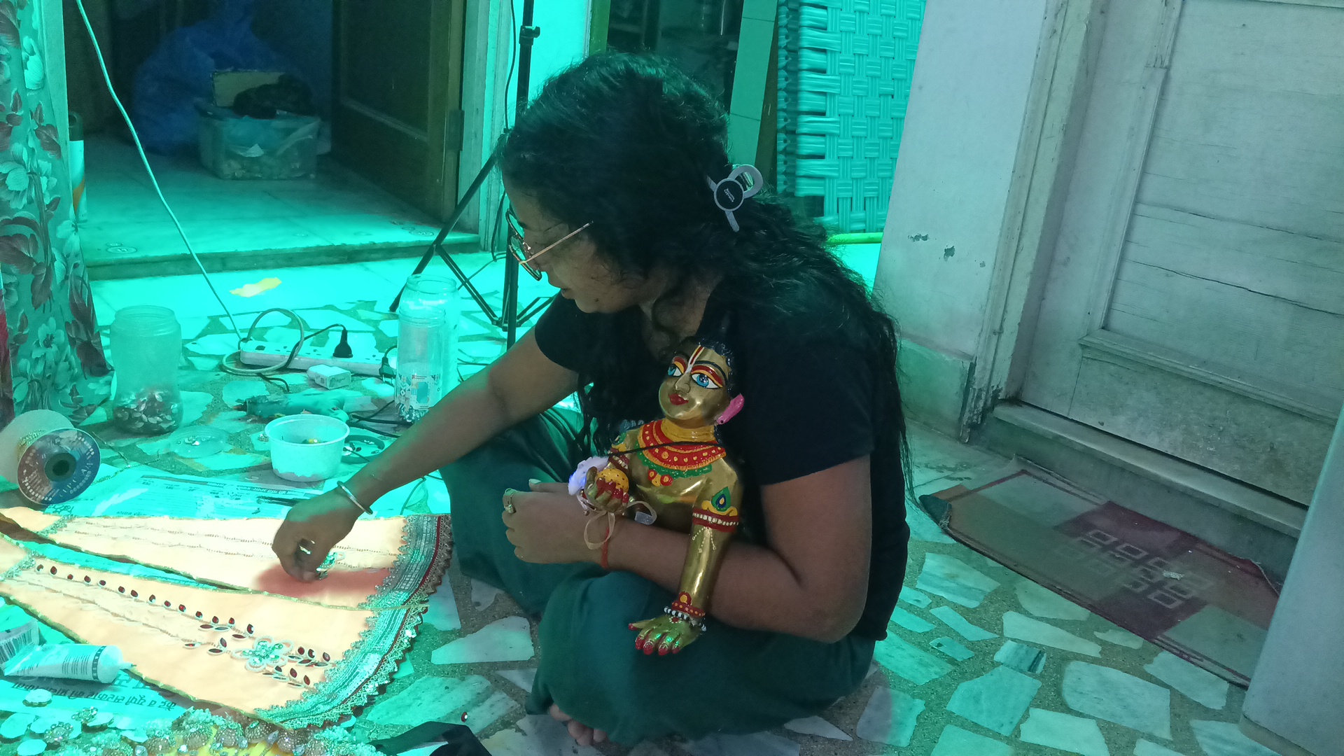 पोशाकें बनातीं ज्योति सक्सेना