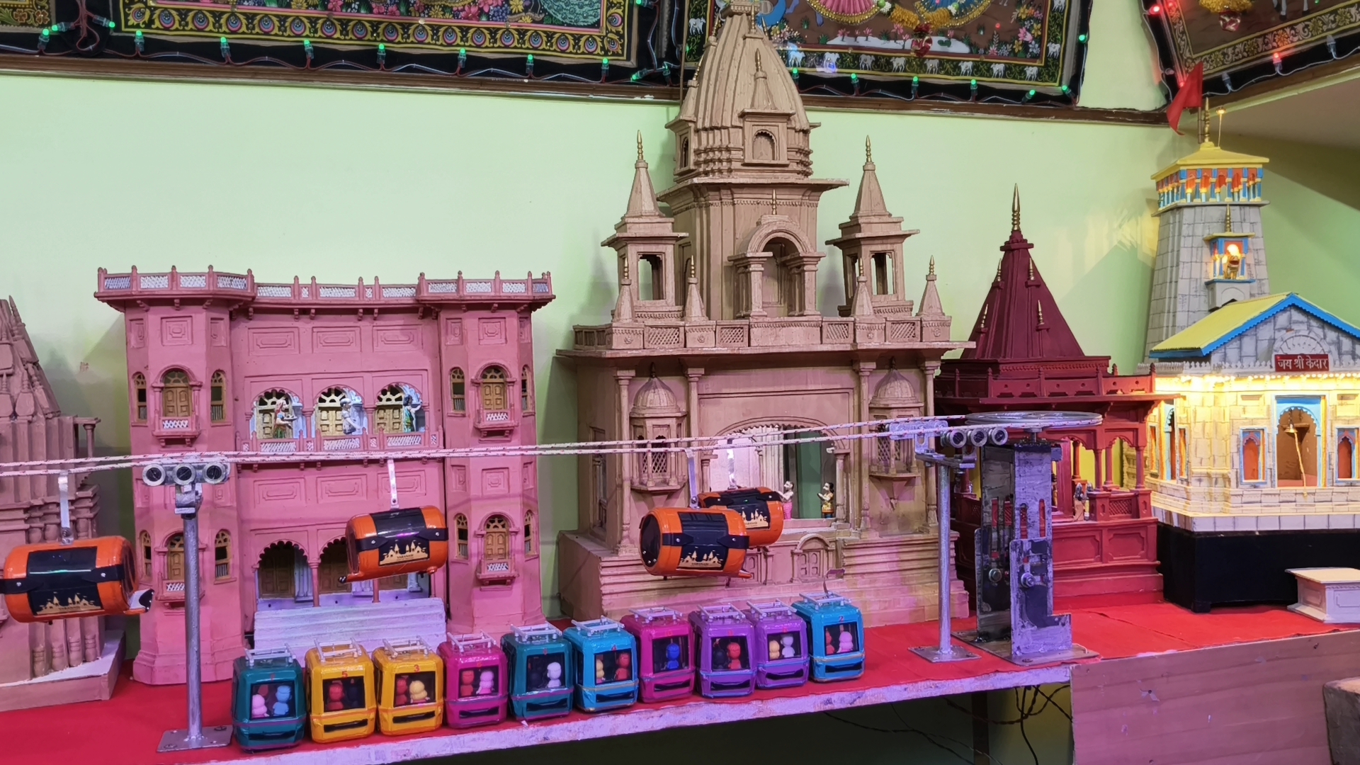 घर में सजती हैं अद्भुत झांकियां.