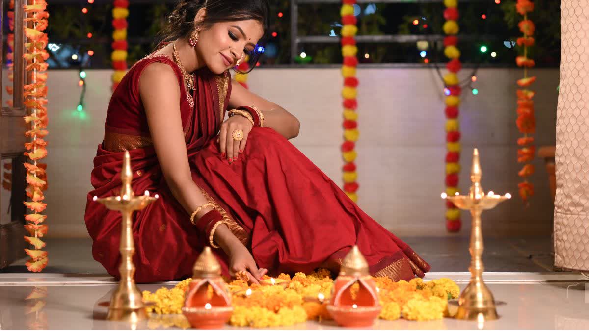 दशहरे की शाम: घर के प्रमुख स्थानों पर दीपक जलाकर मां लक्ष्मी को प्रसन्न करें.