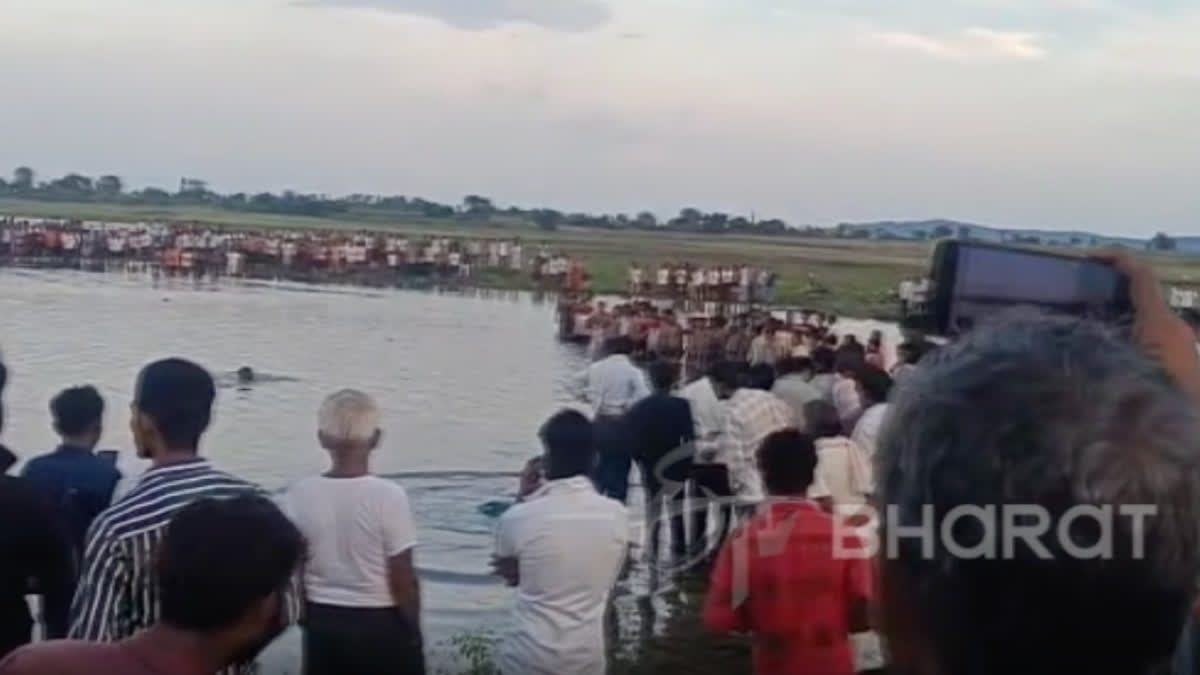 11 Killed As Tractor-Trolley Overturns During Durga Idol Immersion In ...