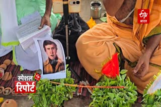 वाराणसी में पूजा करते पुरोहित