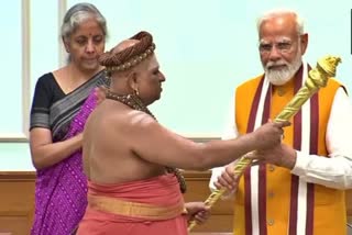 புதிய நாடாளுமன்ற கட்டட திறப்பின்போது பிரதமர் மோடியிடம் செங்கோலை வழங்கிய 293வது தலைமை மதுரை ஆதீன சுவாமிகள் - கோப்புப் படம்