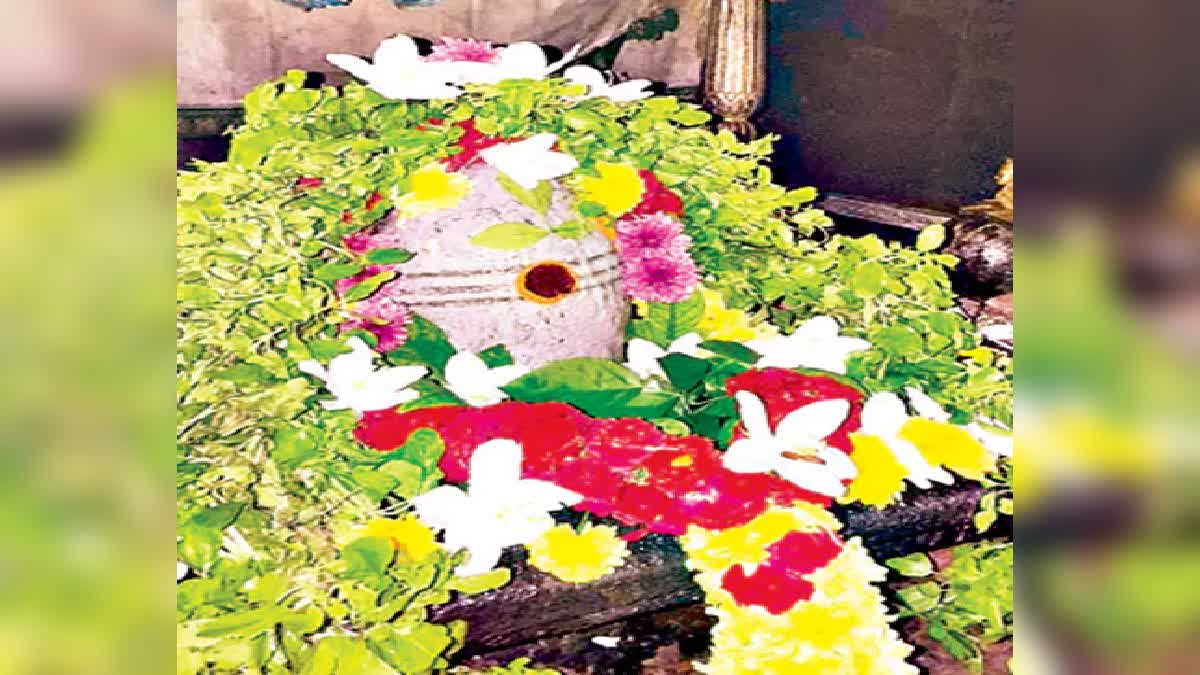 అర్చకుల కోసం ఎదురుచూసిన స్వామివారు - ధ్వజ స్తంభం ఎదుట పాదాల గుర్తులు
