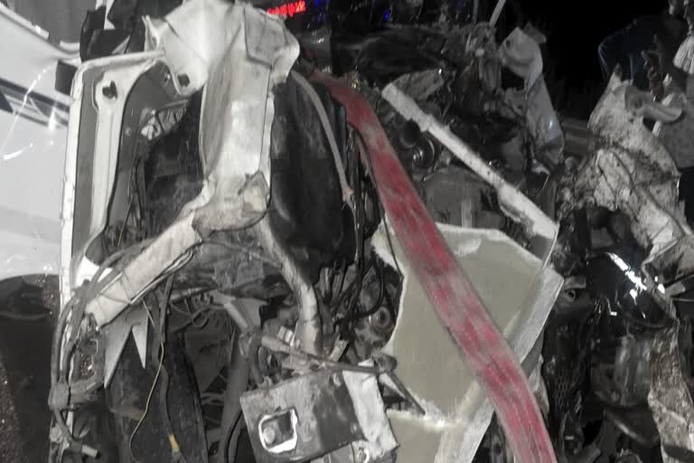 फलोदी में बड़ा हादसा, एक्सप्रेसवे पर टेंपो ट्रैवलर खड़े ट्रक से टकराई, 15  लोगों की मौत