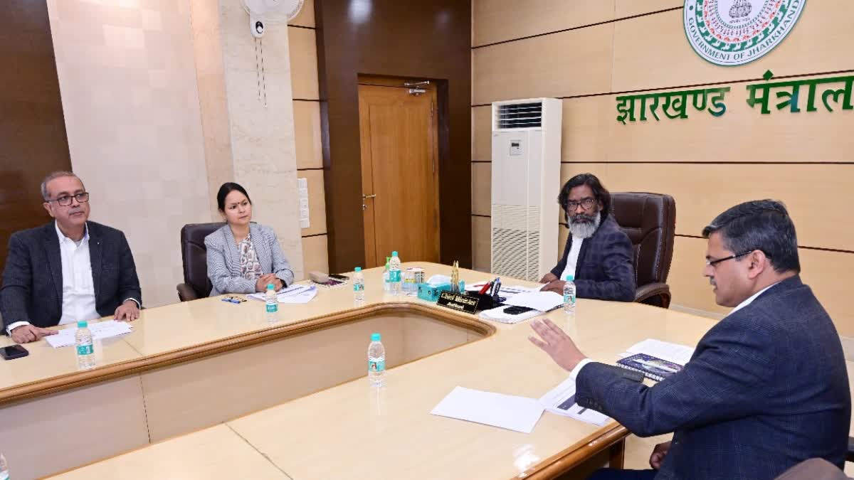एक्शन में सीएम हेमंत सोरेन: अधिकारियों के साथ बैठक में रोजगार, राजस्व संग्रह और विकास पर जोर