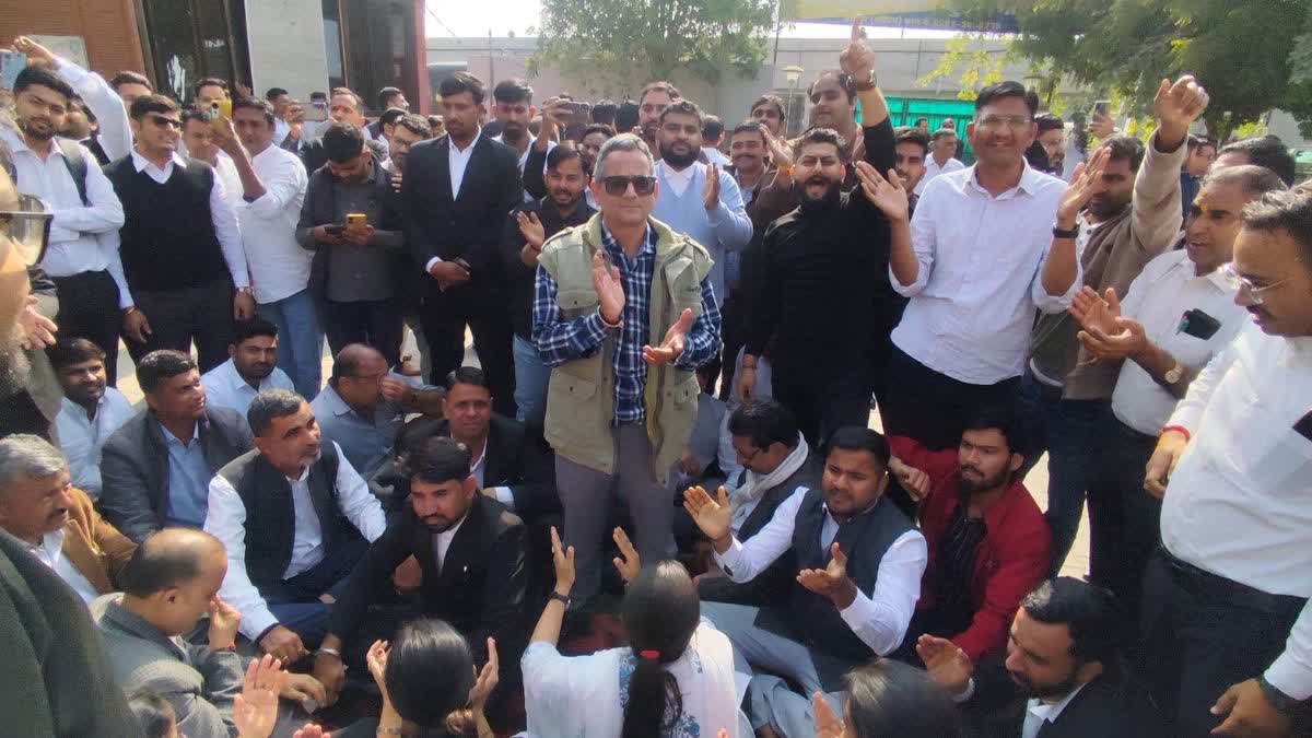 जोधपुर में वकीलों ने किया कार्य बहिष्कार, दोषी पुलिसकर्मियों को सस्पेंड  करने की मांग पर अड़े एडवोकेट
