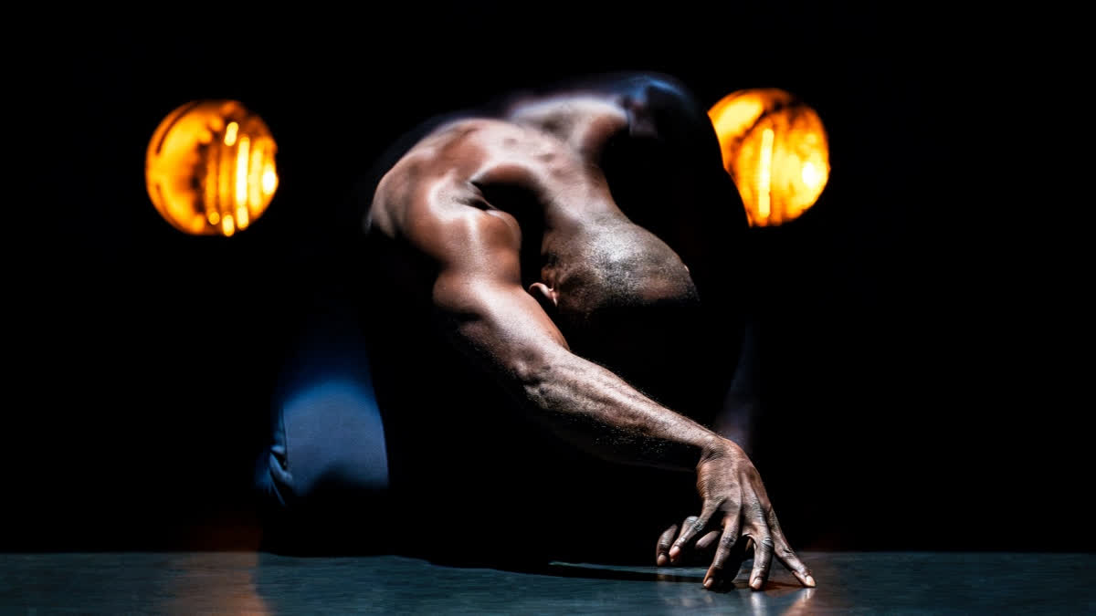 Enowate solo dance performance