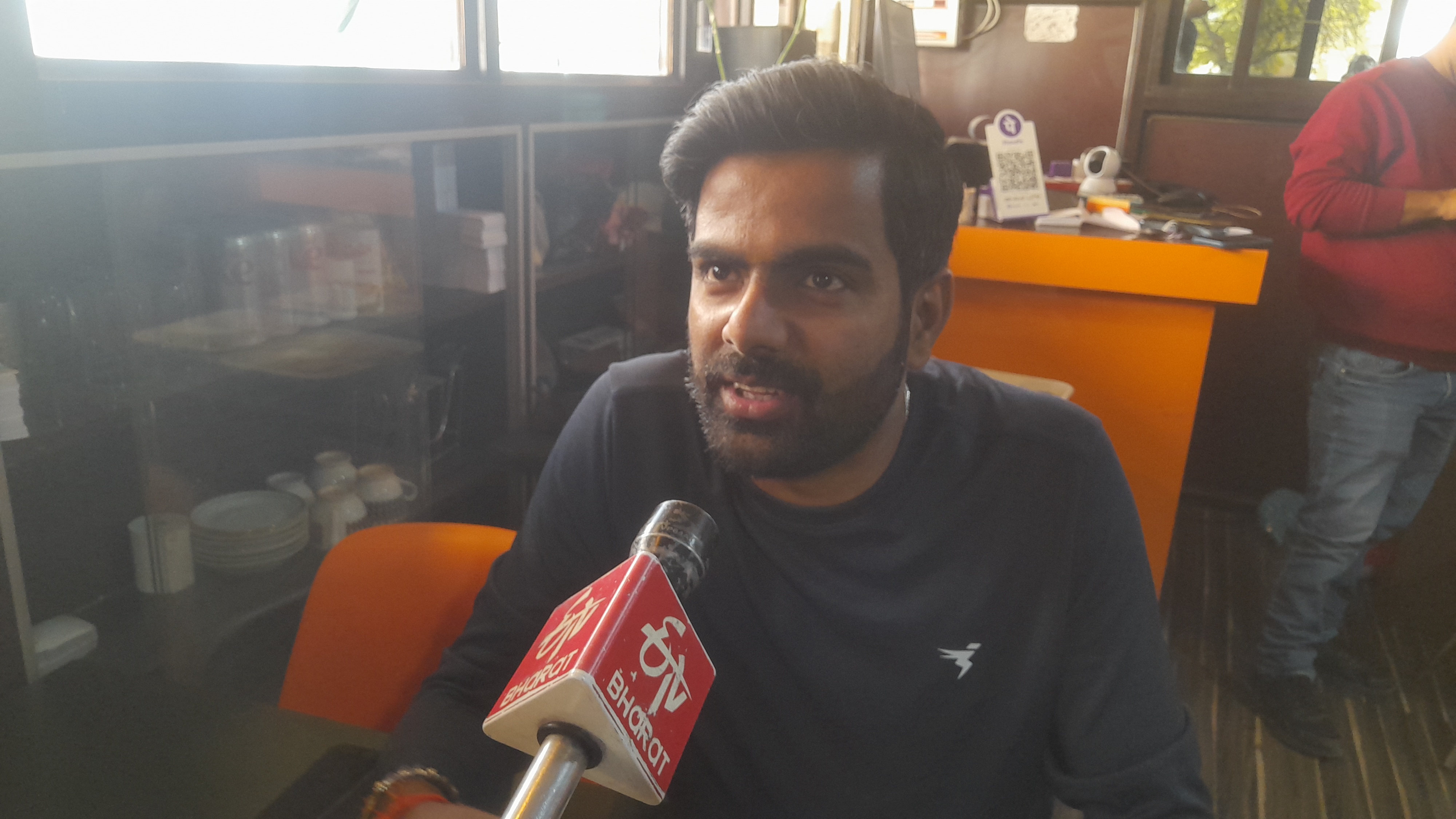 अम्मा किचन में खाने पहुंचे ग्राहक निलेश पांडे